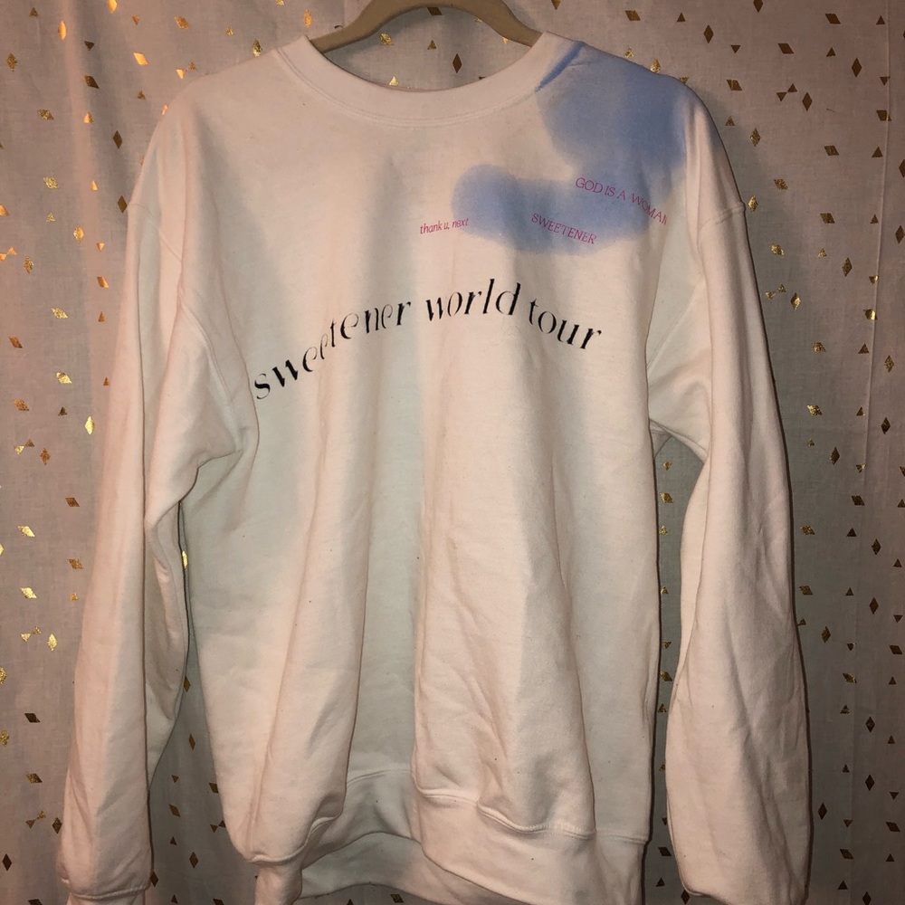 EXCLUSIVE ARIANA GRANDE WORLD TOUR MERCH